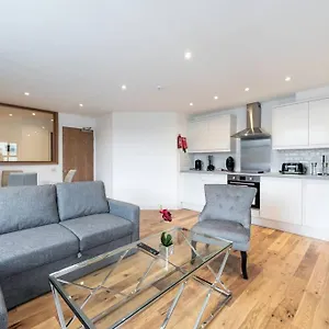 Apartment Gorgeous Modern Br2, Uxbridge