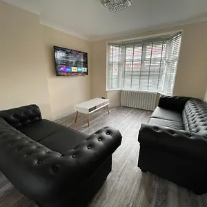 Holiday home Modern 4-bedroom Entire House With Garden, Uxbridge